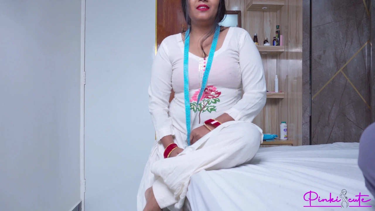 Beautiful Lady Tailor got Painful fucked by her Customer in Doggy style and Huge Cum load in Big Indian Sexy Ass.